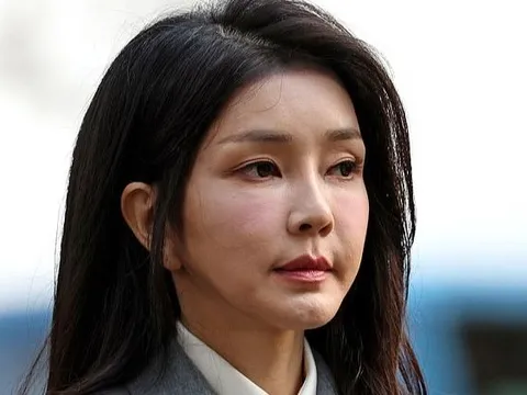 Chuyên gia nhận định gương mặt không tuổi của Đệ nhất phu nhân Hàn Quốc