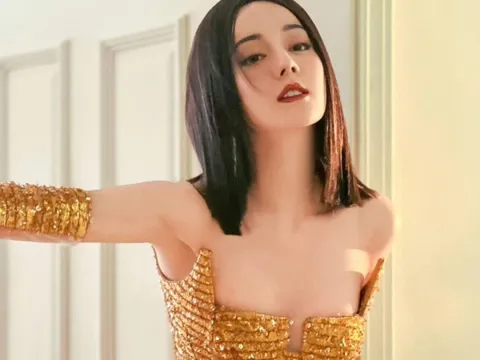 Địch Lệ Nhiệt Ba khuấy động mạng xã hội với chiếc váy khoét ngực sâu