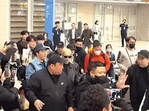 Cảnh tượng hỗn loạn ở sân bay khi BlackPink về Hàn Quốc