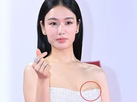 Nữ diễn viên lộ miếng dán ngực, hớ hênh trên thảm đỏ