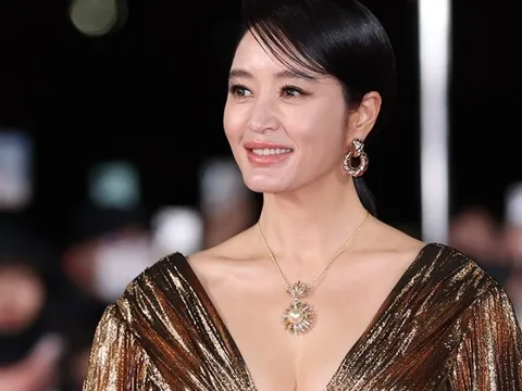 Không ai vượt qua được sự nóng bỏng của Kim Hye Soo dù ở tuổi 53