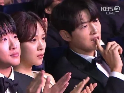 Màn trình diễn khiến dàn sao Hàn Quốc há hốc miệng ở lễ trao giải