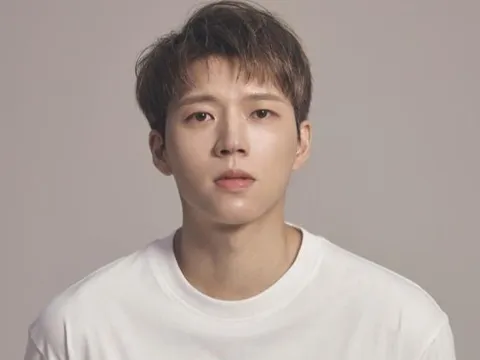 Nam ca sĩ mắc bệnh ung thư hiếm gặp, không thể ăn suốt 2 tháng