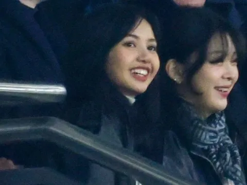 Lisa (BlackPink) đi xem bóng đá với bạn trai tỷ phú