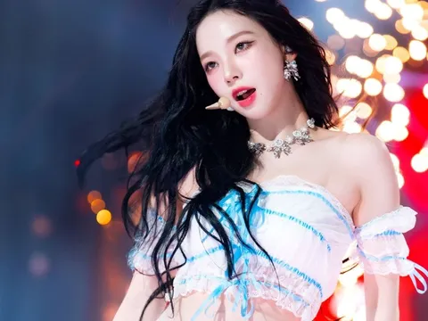 Nữ ca sĩ mặc váy ngắn đến khó tin