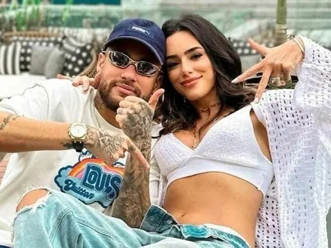 Neymar chia tay bạn gái sau khi ngoại tình