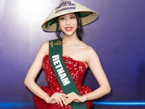 Thí sinh Hoa hậu Trái Đất đội nón lá