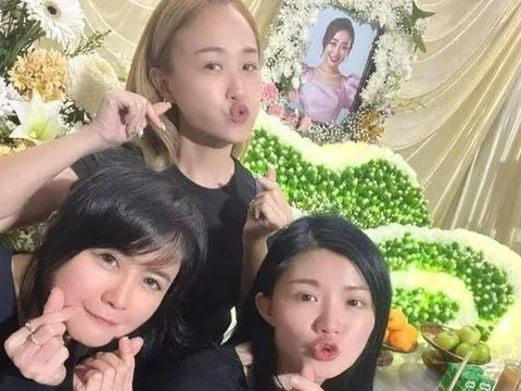 3 ca sĩ nữ tạo dáng, cười trong đám tang bị chỉ trích dữ dội