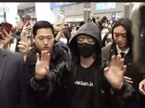 Jungkook (BTS) suýt bị xô ngã vì sân bay hỗn loạn