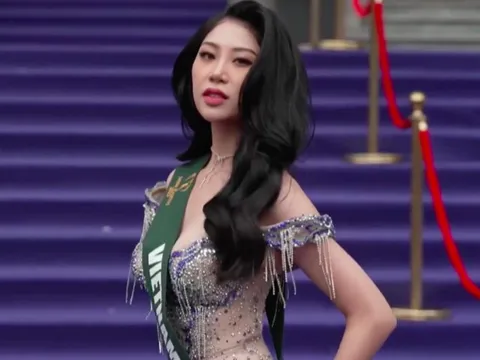 Đại diện Việt Nam vấp ngã trong lễ chào đón thí sinh Hoa hậu Trái Đất
