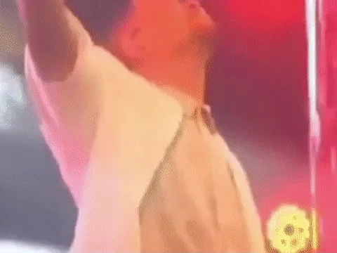 Nam ca sĩ 30 tuổi đột tử ngay trên sân khấu