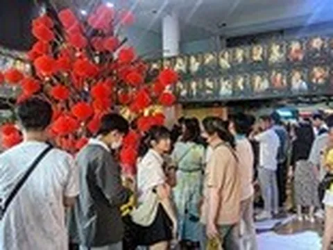 30 vở kịch mới dịp Tết, bán vé 'lo qua trời', cạnh tranh 'khốc liệt'