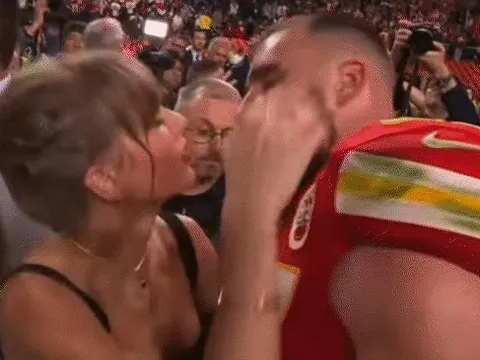 Doanh nghiệp hốt bạc nhờ Taylor Swift yêu cầu thủ cao 1,96 m