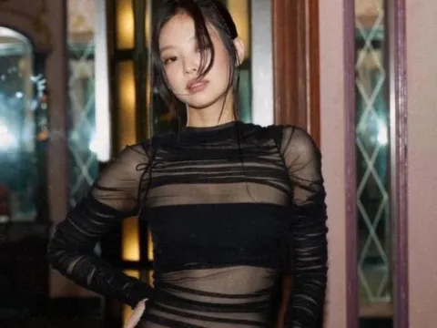 Jennie (BlackPink) diện váy xuyên thấu
