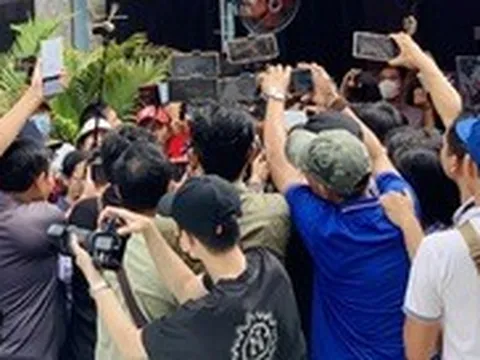 YouTuber lại vây quanh, đôi lúc náo loạn lễ giỗ đầu của nghệ sĩ Vũ Linh