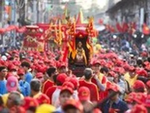 Hàng ngàn người chen nhau tham gia lễ rước kiệu chùa Bà Bình Dương