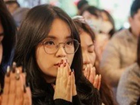 Hàng ngàn người đội mưa rét đến phủ Tây Hồ lễ rằm tháng giêng