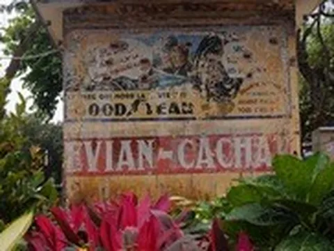 Áp phích quảng cáo tiếng Pháp từ thời Pháp thuộc được bảo tồn ở Cửa Nam, Hà Nội