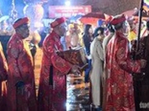 Bất ngờ đền Trần năm nay, phát ấn mới 15 phút đã vắng người