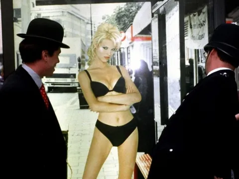 Quảng cáo nội y gây chấn động thế giới