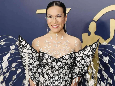 Diễn viên gốc Việt mặc cồng kềnh, đi sự kiện bằng xe tải