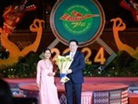 Đội mưa nghe đọc thơ ở Hoàng thành Thăng Long đêm rằm tháng giêng