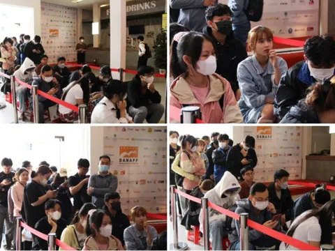 Giới trẻ đội nắng xếp hàng mua vé xem 'Đào, phở và piano'