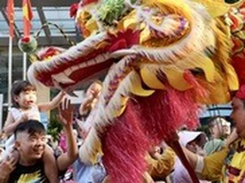 1.300 diễn viên diễu hành nghệ thuật đường phố trong đêm hội Nguyên tiêu