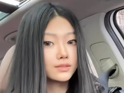 Đôi chân dài không tưởng của người mẫu 15 tuổi cao 1,79 mét