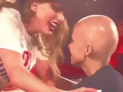 Taylor Swift thực hiện ước mơ của cô bé mắc u não