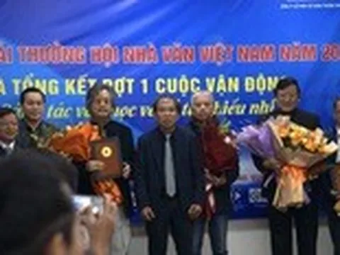 Hội Nhà văn Việt Nam ‘bản lĩnh’ khi cùng lúc trao giải cho ba tác phẩm văn xuôi