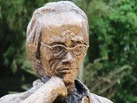 Khánh thành tượng Trịnh Công Sơn cạnh dòng Hương Giang