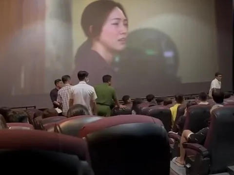 Khán giả hoang mang vì công an ập vào khi đang xem phim 18+ của Trấn Thành