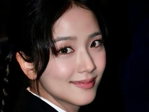 Rosé diện mốt lộ nội y, Jisoo hóa cây Dior sống gây sốt