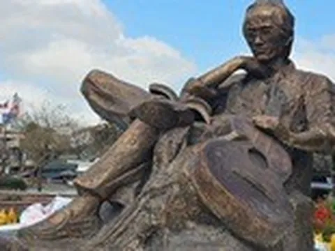 Gia đình Trịnh Công Sơn phản hồi về tượng Trịnh Công Sơn đi giày lười và ngồi chữ ngũ ở Huế