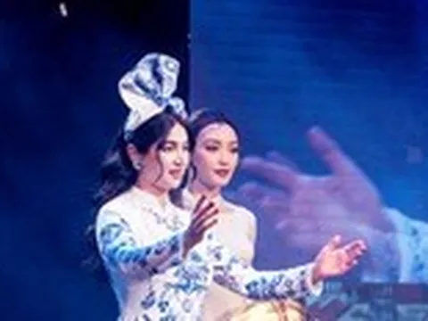 Phu nhân đại sứ duyên dáng trong tà áo dài Việt Nam