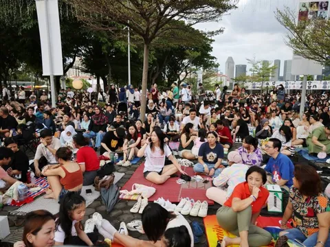 50.000 khán giả đội mưa, trải bạt chờ 3 tiếng để nhìn mặt Taylor Swift