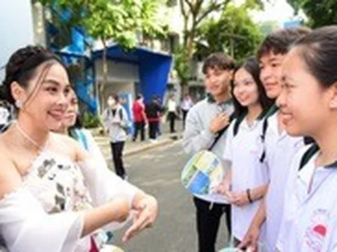 O Sen Ngọc Mai hát truyền cảm hứng chọn nghề cho sĩ tử