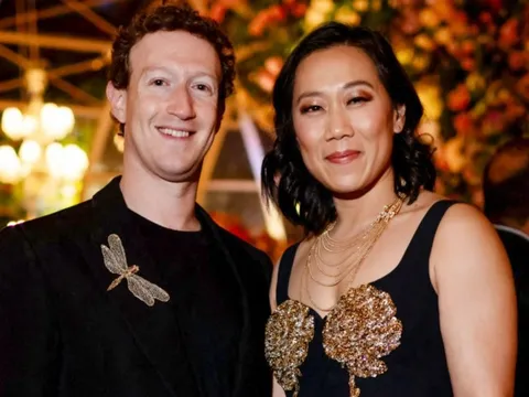 Ông chủ Facebook Mark Zuckerberg và vợ gây chú ý ở tiệc cưới 120 triệu USD