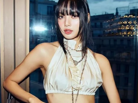 Lisa (BlackPink) mặc quần siêu ngắn dự show thời trang
