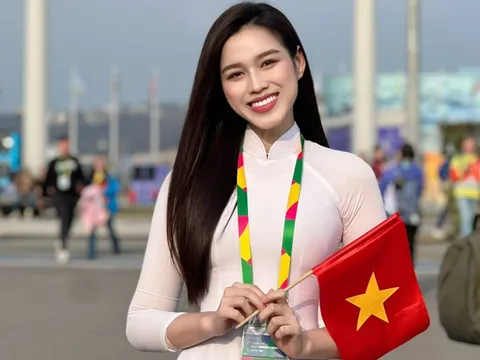 Hoa hậu Đỗ Thị Hà mặc áo dài diễu hành trước 28.000 người tại Nga