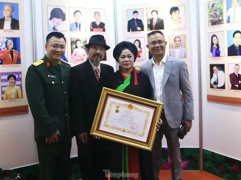 NSND Tự Long tháp tùng mẹ đến nhận danh hiệu NSƯT