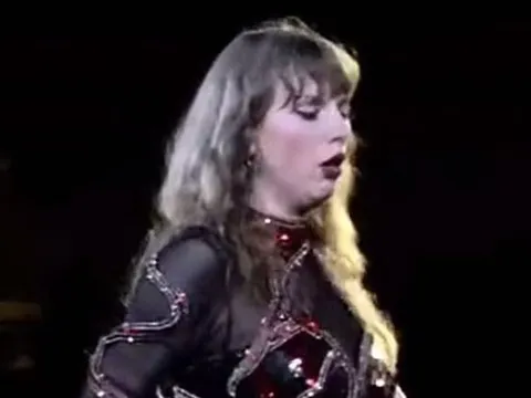 Biểu hiện bất thường của Taylor Swift