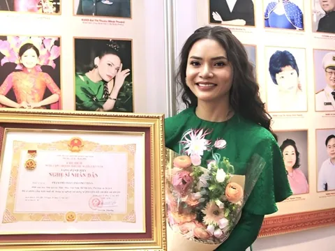 Nữ ca sĩ trẻ nhất đi nhận danh hiệu NSND