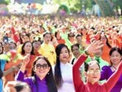 Hơn 5.000 người đồng diễn áo dài trên phố đi bộ Nguyễn Huệ