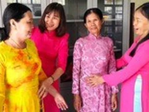 Áo dài 0 đồng cho những phụ nữ làm ruộng, trồng rau