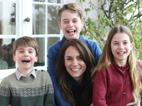 Ảnh mới của Công nương Kate bị loạt báo lớn xóa bỏ