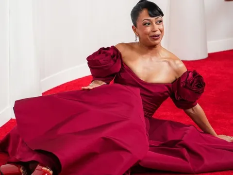 Nữ diễn viên ngã sõng soài trên thảm đỏ Oscar 2024