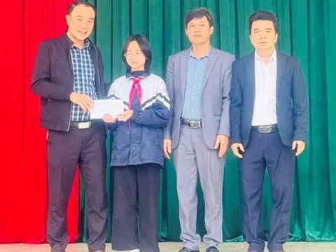 Nữ sinh lớp 6 trả lại vàng cho người đánh rơi