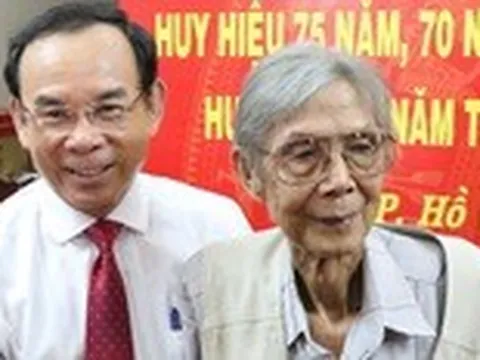 Ông Nguyễn Văn Nên trao huy hiệu tuổi Đảng cho nhà thơ Lê Giang, nhạc sĩ Lư Nhất Vũ